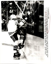 CGE5 1979 Wire Photo NEW YORK ISLANDERS CLARK GILLIES BLACK HAWKS PHIL RUSSELL picture